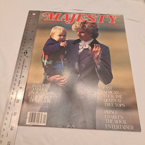Majesty Magazine Volume 4 No 8 December 1983 Printed In England Royal Family - Picture 9 of 9